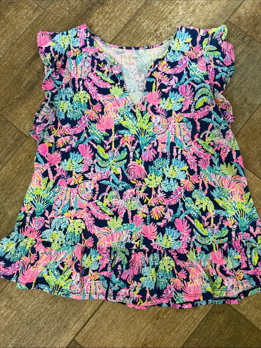 Ladies Lilly Pulitzer Floral Flutter Sleeve Top - Multi Pink & Blue. Like new.